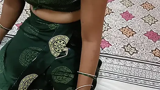 Yenge bluzunun düğmelerini açtı ve kendini siktirdi