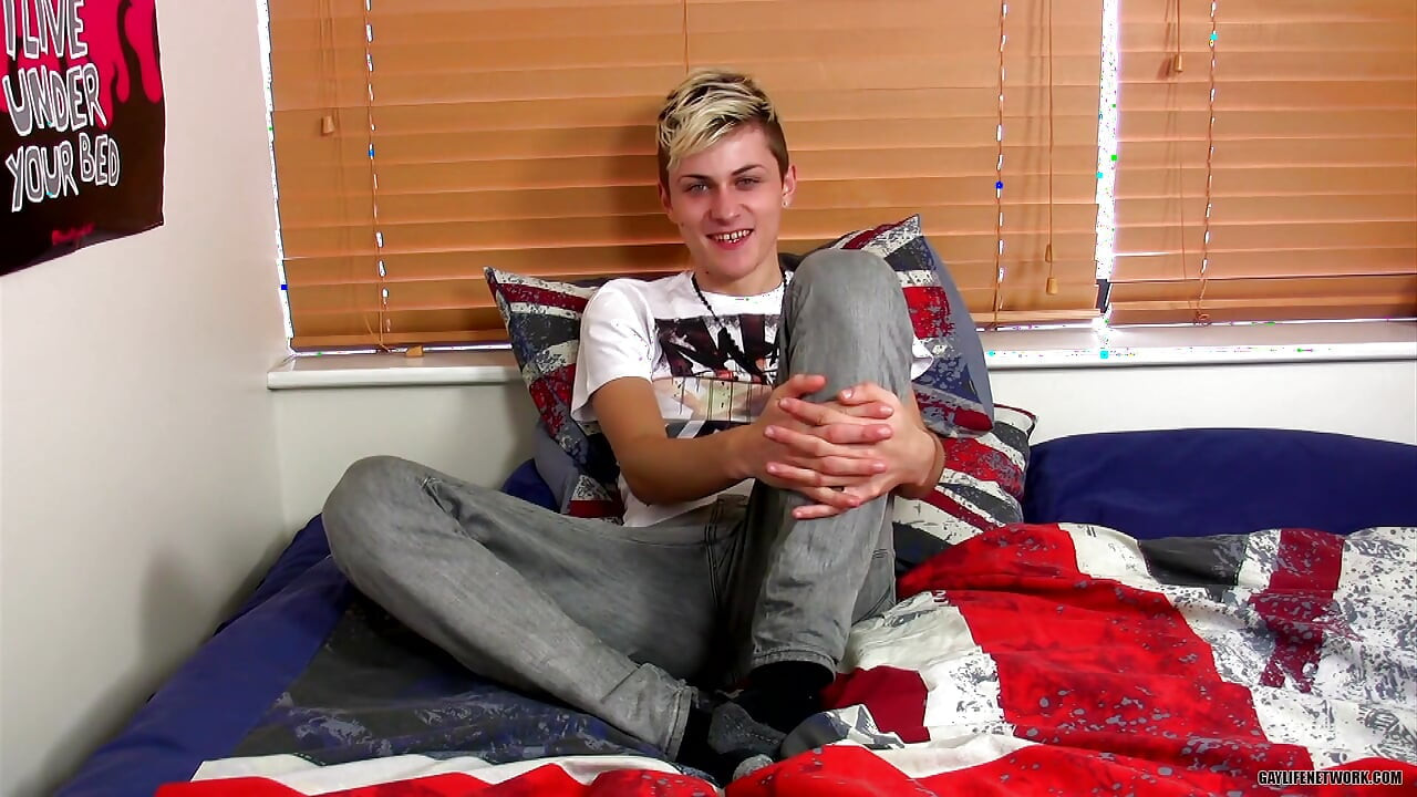 Wanking with Smooth Skylar