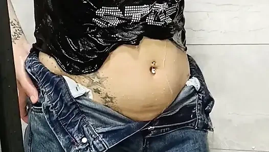 Basah Membuka Pakaian dan Ejakulasi di Kamar Mandi