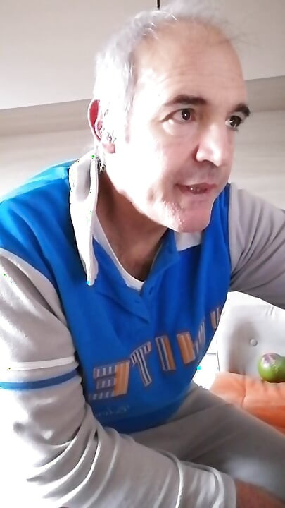 Pišam dvaput u prozirnu plastičnu čašu i drkam svoj tvrdi kurac