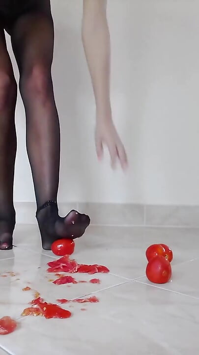 Tomaten zermalmen in schwarzer strumpfhose
