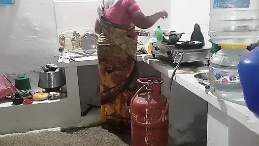 O mutfakta yemek yaparken kayınvalidemle seks yaptım