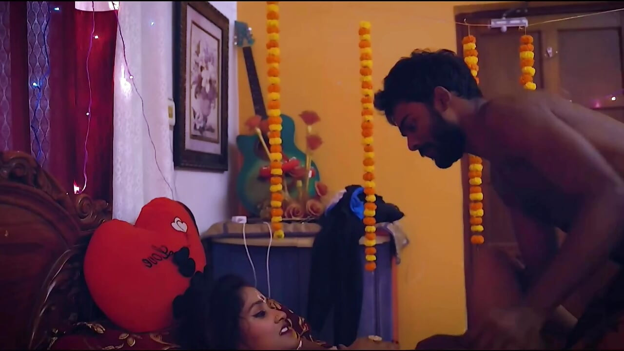 Suhagraat me pati ko behoshh karke boyfriend se chudwae