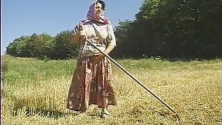 Dos granjeros y una nena cachonda hacen sus agujeros en el campo