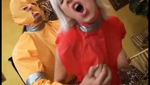 Festival von fetisch-plastik und doggystyle fick für eine blonde schlampe