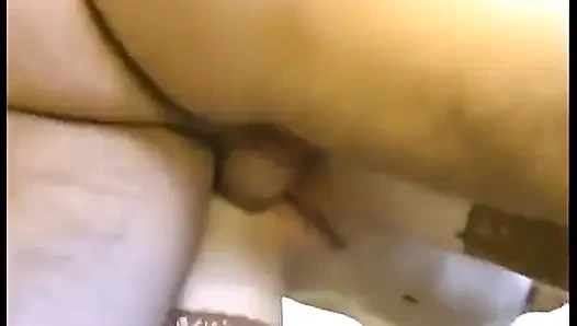 Güzel sarışın bir kız güzel bir esmer tarafından götünü dövüyor.