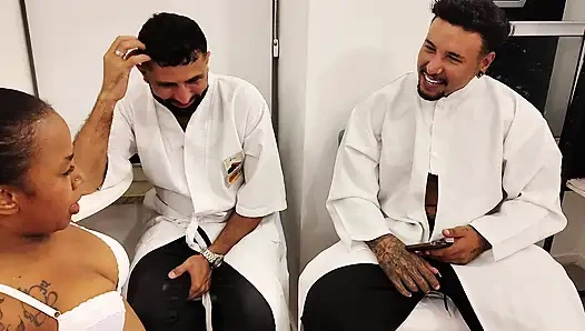 Zwei stiefbrüder für krankengymnastik stansten den schwanz des Zwergs