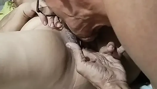 Güzel karımın fışkırtacak kadar ıslak amcığının tam videosu ve içine boşalıyorum