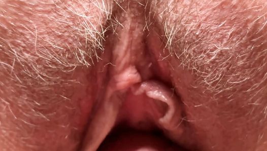 Milf. Primer plano de coño peludo, orgasmo femenino