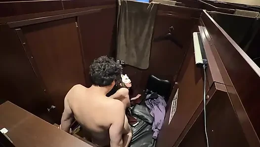 Eşi Orada Olmasına Rağmen Ince Bir Zevk Duvarının Yanında, Ntr Ve anüsünde Büyük Miktarda Boşalma Var.