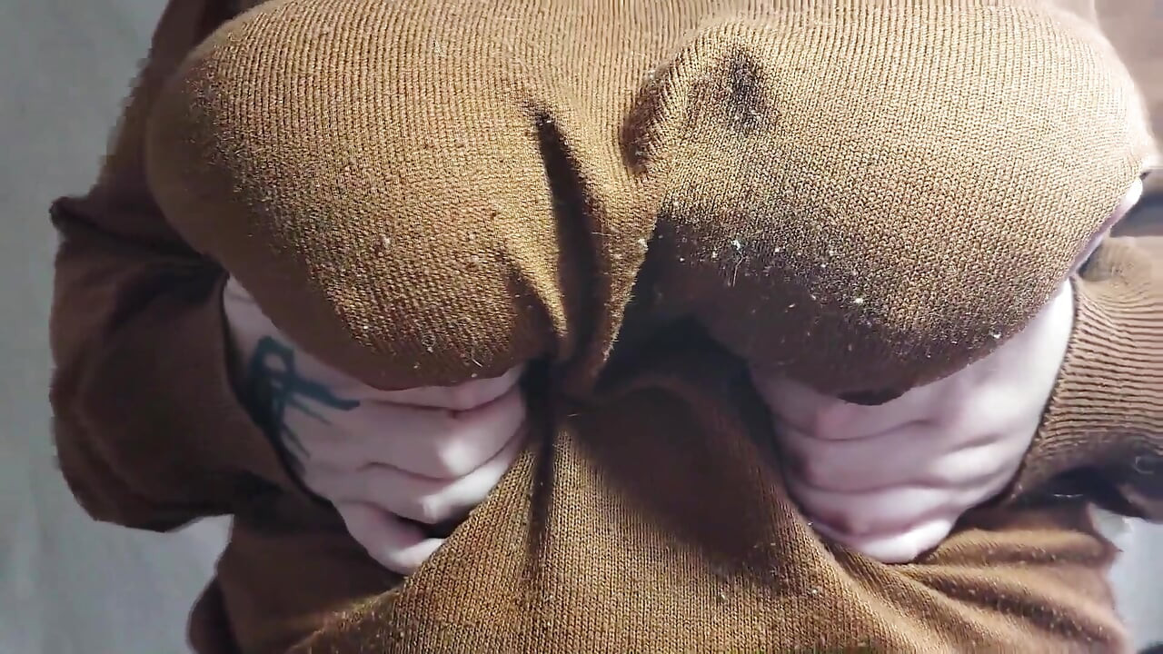 É tão frio, mas eu quero te mostrar meus peitos flácidos