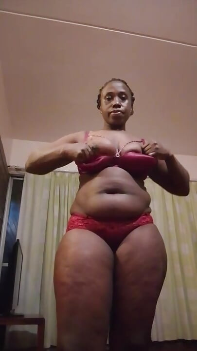 Sexy mum is Fingering for her young lover. If any women or girl want to join then dm me.