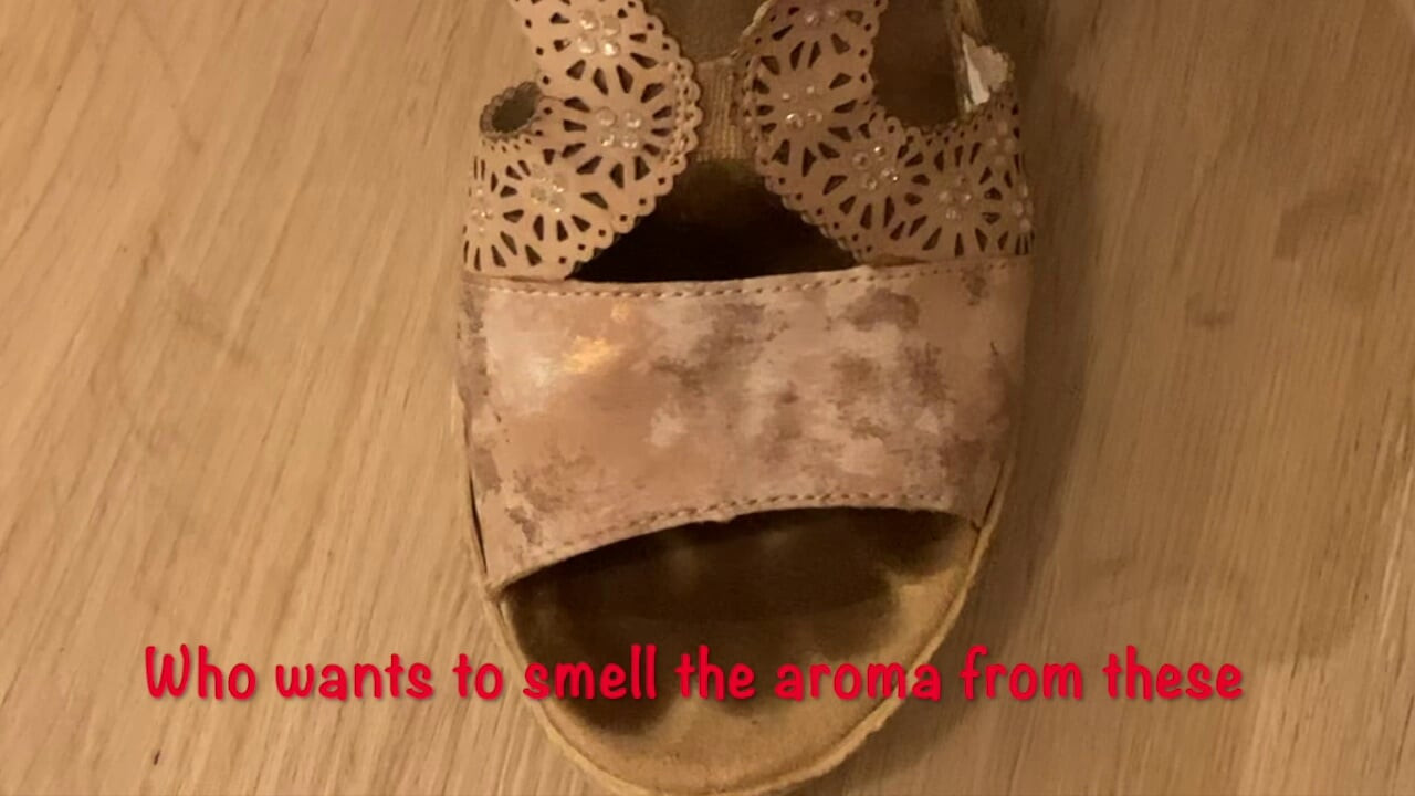 Gospođa Zrela Stopala u LBD-u i vrlo smrdljive cipele