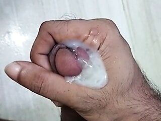 Trabajo de mano con leche antes de la ducha