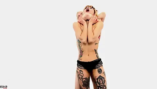 Lilith and stella - pelajaran bertarung cewek hot rambut pirang bertato