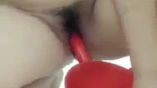 Une femme desi baise avec une poignée de tasse