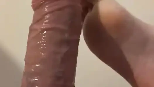 Güzel Küçük Ayaklar Dildoyla Oynuyor