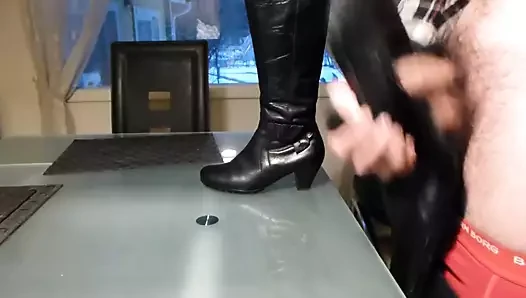 Cum içinde hanımları deri çizmeler