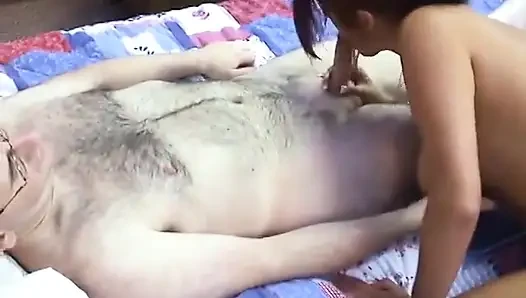 Weißer schwanz crams fleischige muschi der reifen brünette auf dem bett