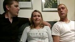 La scandalosa casalinga tedesca scopa in un trio con suo marito e il suo collega