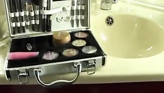 Гейша, красивый азиатский метис чилл в отеле после ее дня съемок