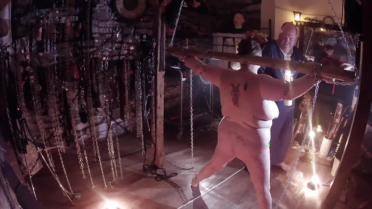 Parte 5: - Lanista Bear y Domina Satana juegan con cera y calor.