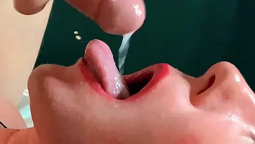 Foreskin: cewek ini crot sperma sampai tenggorokannya dicrot di tenggorokan - closeup