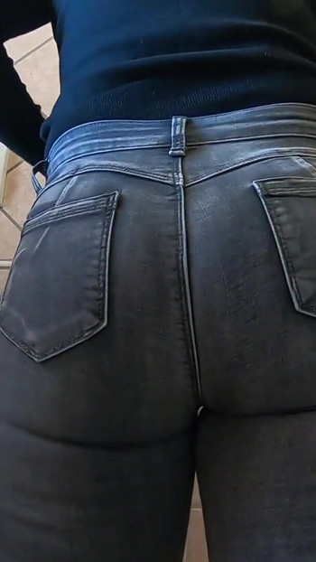 Detik menawan dari "Cuba seluar jeans kurus. Adik tiri berjuang pantat besar untuk dimuatkan pantatnya di dalam seluar jeansnya"