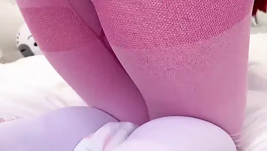 Sportfrau masturbiert den arsch mit dildo in durchrissenen Leggings und bekommt nach dem training orgasmus