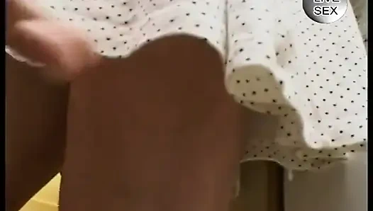 Brunette semok masturbasi sebelum handjob dan doggystyle