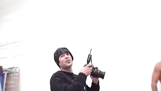 Eine freche französische schlampe wurde von großem schwanz vollgespritzt