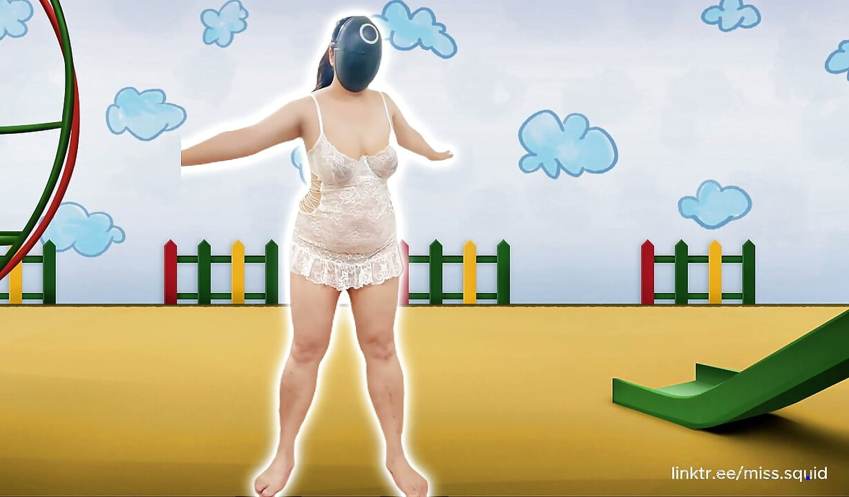 Domnișoara Squid face exerciții în lenjerie albă