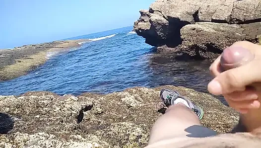 Boşalana kadar plaj koyu'nda deniz manzaralı büyük sert bir yarakla mastürbasyon yapıyor