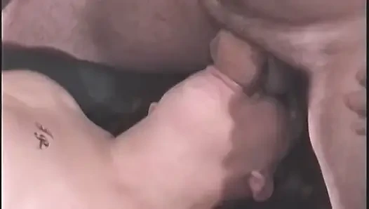 Olgun sarışın orta yaşlı seksi kadın kalın yarağı içine alıyor ve döl damlıyor