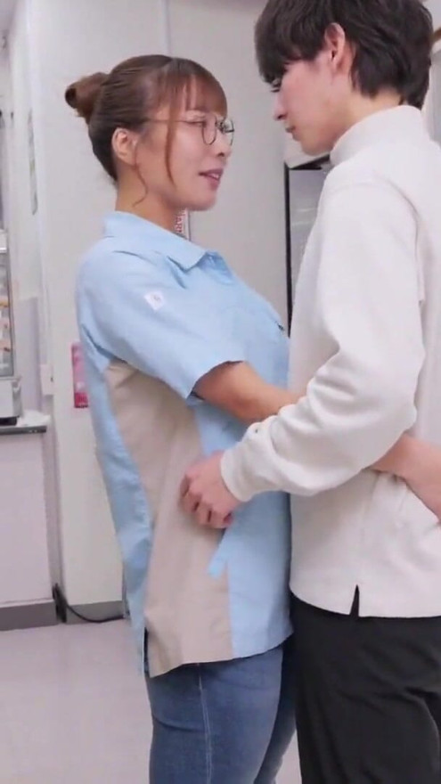 Part 3 The Married Woman Part Who Messes Up The End Of The Bar Is Always On The Verge Of Being Fired! Just then, a big mess of a large number of condom orders! ? The married woman part-timer, who has no more left, struggles to sell out the condom! | Clip 1