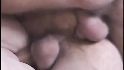 Büyük memeli esmer aynı anda iki biseksüel adamla sikişiyor