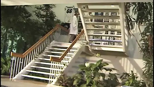 Два везучих мужика получают возможность наблюдать, как блондинка и брюнетка поедают киски друг друга