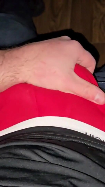 ドイツ人の声がボスの椅子から唸る...チンコが脈打っている...赤いボクサー...精液が爆発する |クリップ1