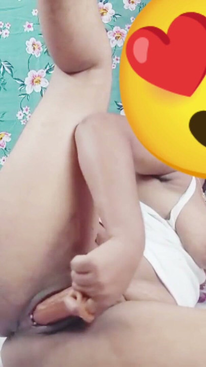 Shilpa bhabhi ne apni Choot ki nakle land  se apni pyas bujai | Clip 1