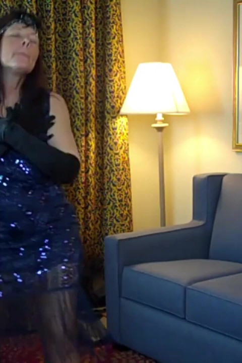 Nine flapper siyah yarağı gırtlağına kadar alıyor