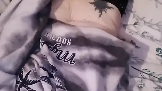 Gadis mungil kulit putih ini masukin botol air ke dalam memeknya