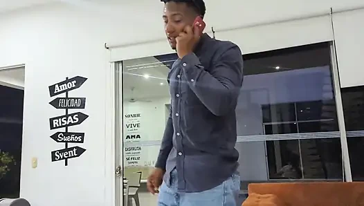 Azgın, tombul hizmetçi büyük siyah yarağımı sikerek ve dölümü gözlüğüne boşaltarak parasını kazanmak istiyor!