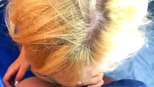 Memek berbulu cewek rambut pirang ini dijilat dan toket besarnya diisap