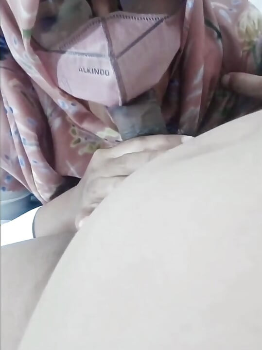 Menina indonésia de hijab se torna viral. Sexo oral com Stepaunt Riani