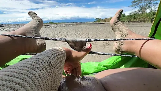 İzlenirken sahilde kendime dokunarak orgazm olmayı seviyorum