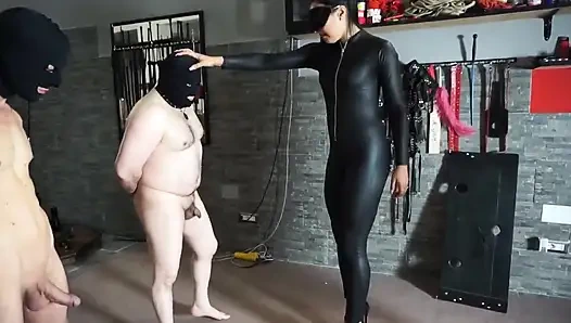 Çılgın kadın egemenliği hatunlar köle yaraklarını sert tekmeliyor