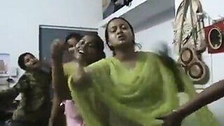 Bangladeshi hostel chica bailando