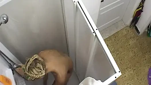 İki sarışın ıslak duşa dokunuyor ve vücut oyunu yapıyor