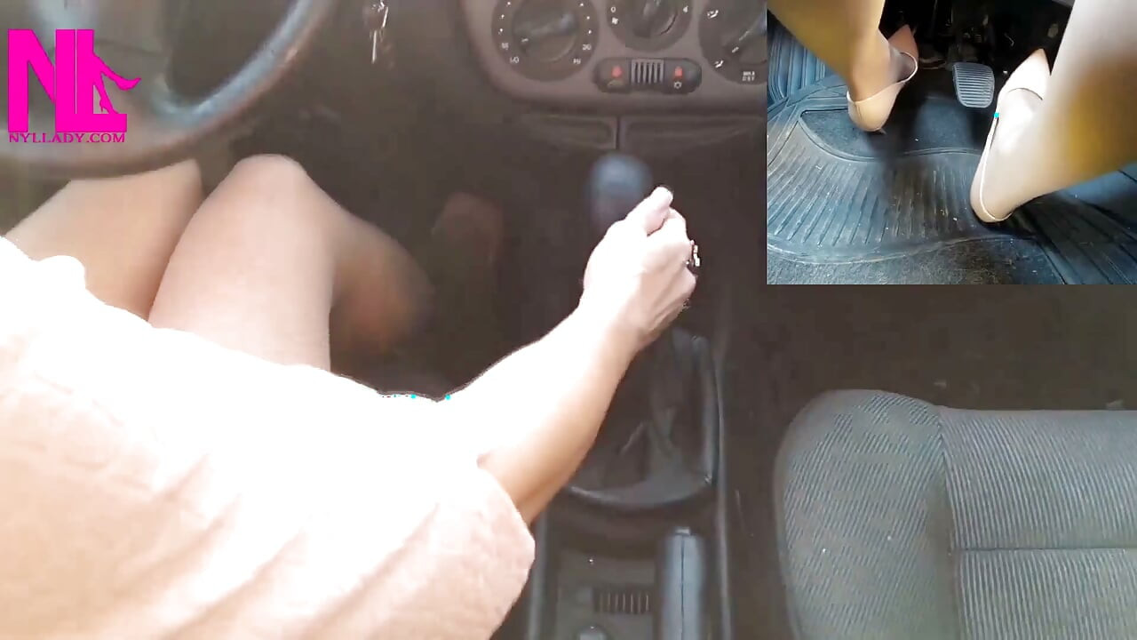 Senzualna vožnja u golim Gianvito Rossi cipelama i rukovanje menjačem mog auta