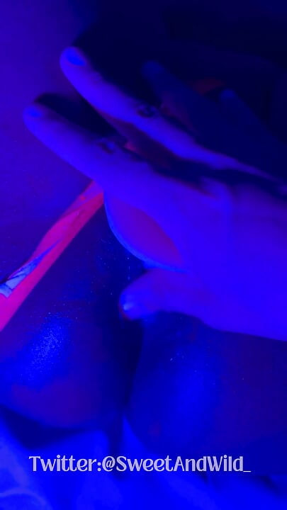 Ibenholtgudinde lækker: Neon G-streng og Dildo Sprøjt